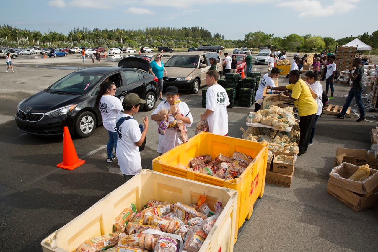 Cada fin de semana, las familias buscan alimentos gratis que aportan las cadenas de supermercados