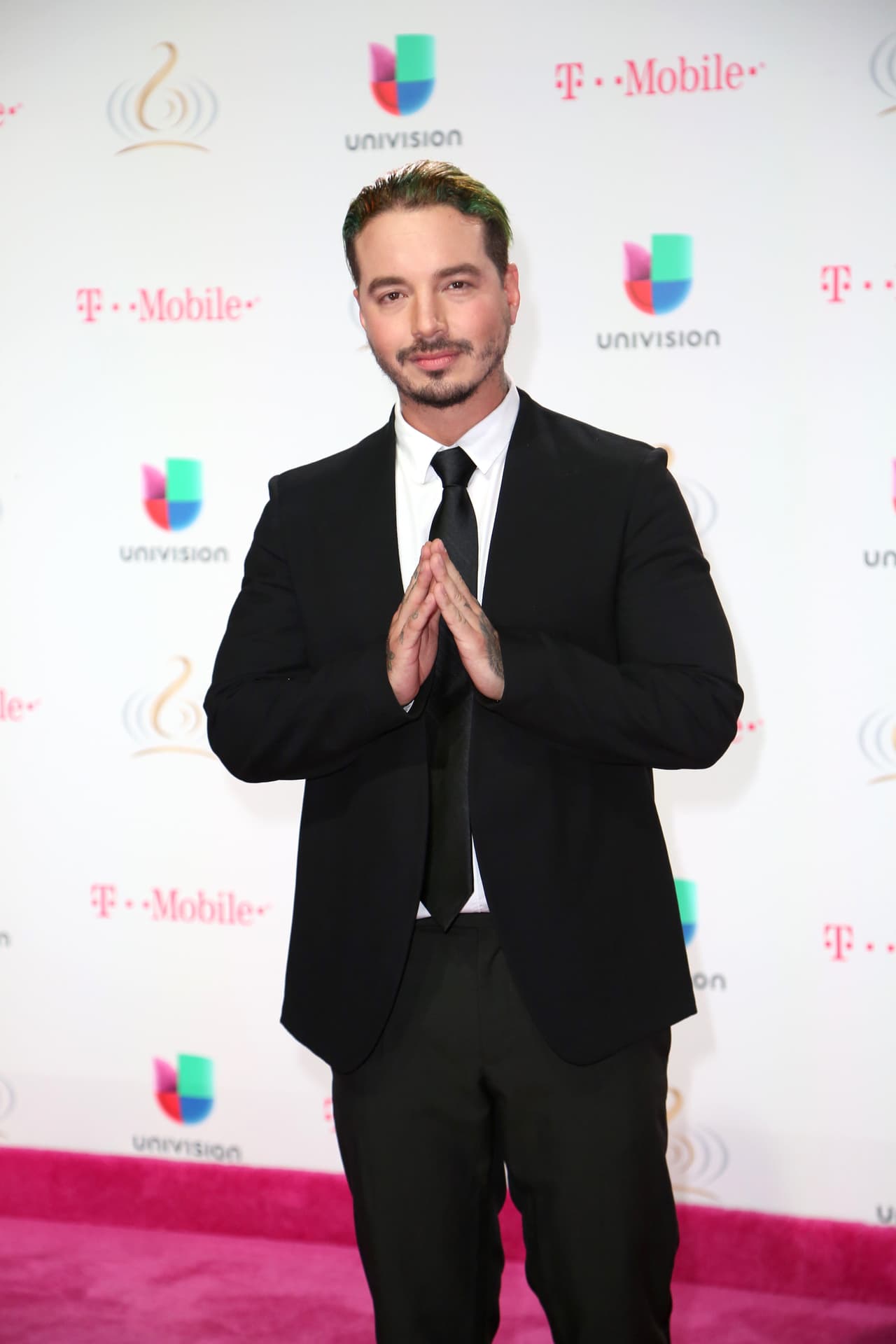 En esa edición, la número 29 de PLN, J Balvin fue sorprendido con seis nominaciones y así lo captamos a su paso por la alfombra magenta de PLN.