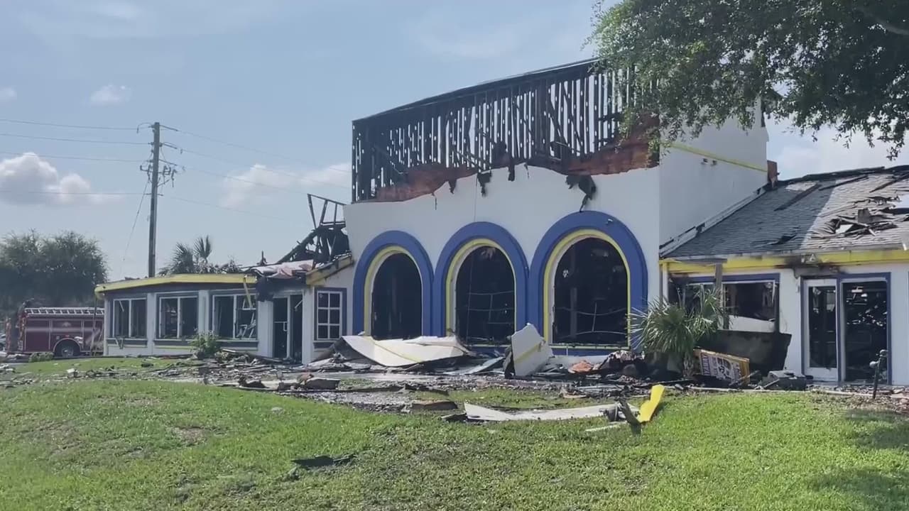 Voraz incendio comercial destruye una casa de empeño en Kissimmee y provoca colapso del techo