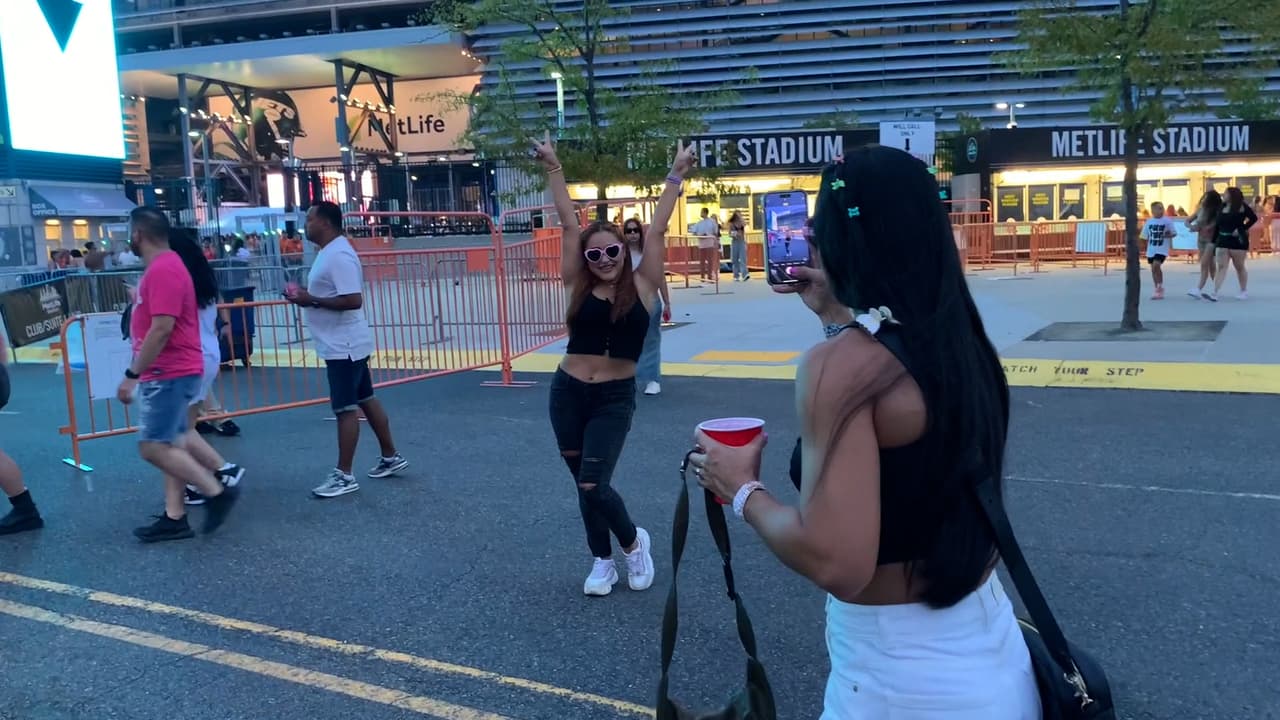 Desde temprana hora decenas de seguidoras hicieron fila en el estadio de Nueva Jersey para ser de los primeros en entrar.