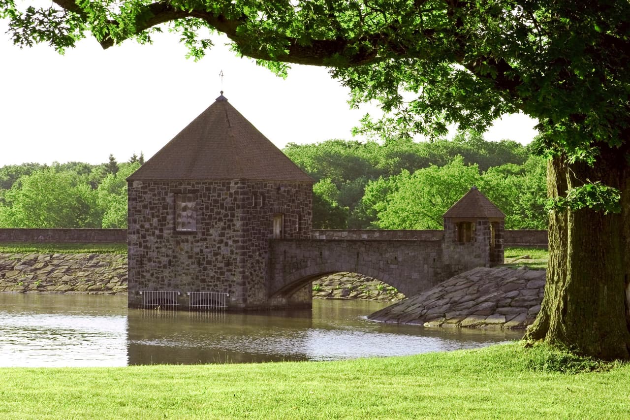 Ubicado a unas 
<b><a href="https://goo.gl/maps/vyE4C2iWeZp5oVm57">58 millas al suroeste de Erie</a></b>, casi todo sobre Pymatuning State Park es grande.