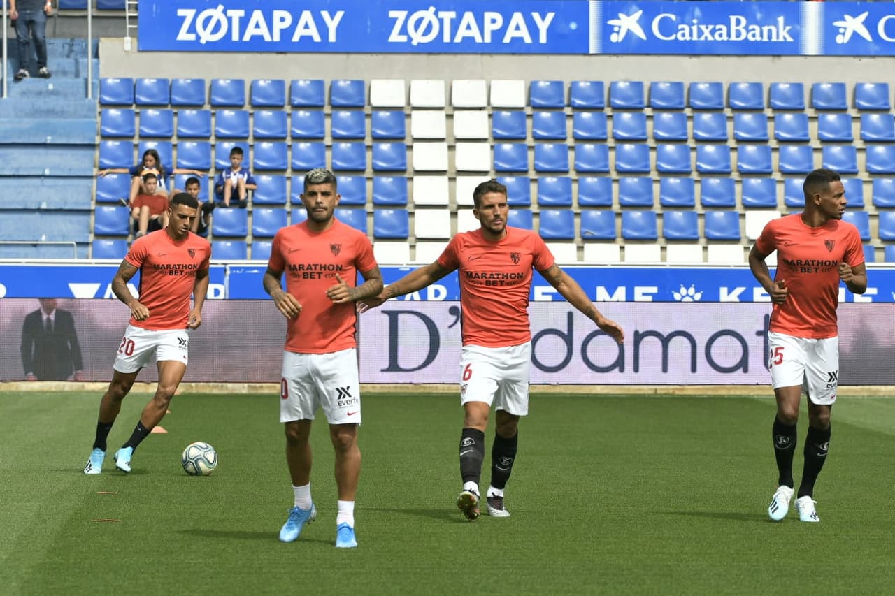 Jugadores del Sevilla calentando.