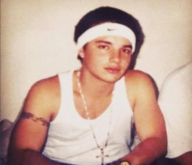 El reggaetonero comenzó hace algunos años en la música, al respecto de esta foto comentó: “En Itagüi soñando en ser alguien en la música urbana, cuando nadie creía en el reggaeton colombiano, nosotros seguimos pa'lante , ser buen artista o mal artista es válido según quien lo vea, pero que le metimos pantalones y hoy día se ven los resultados NADIE DE AQUÍ LO PUEDE NEGAR EL RESPETO".