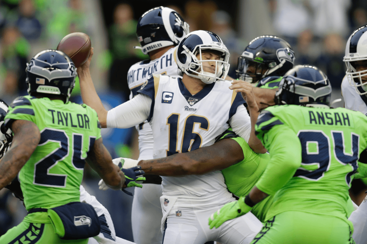 El quarterback de Los Angeles Rams, Jared Goff, es tacleado por Quinton Jefferson de los Seattle Seahawks.