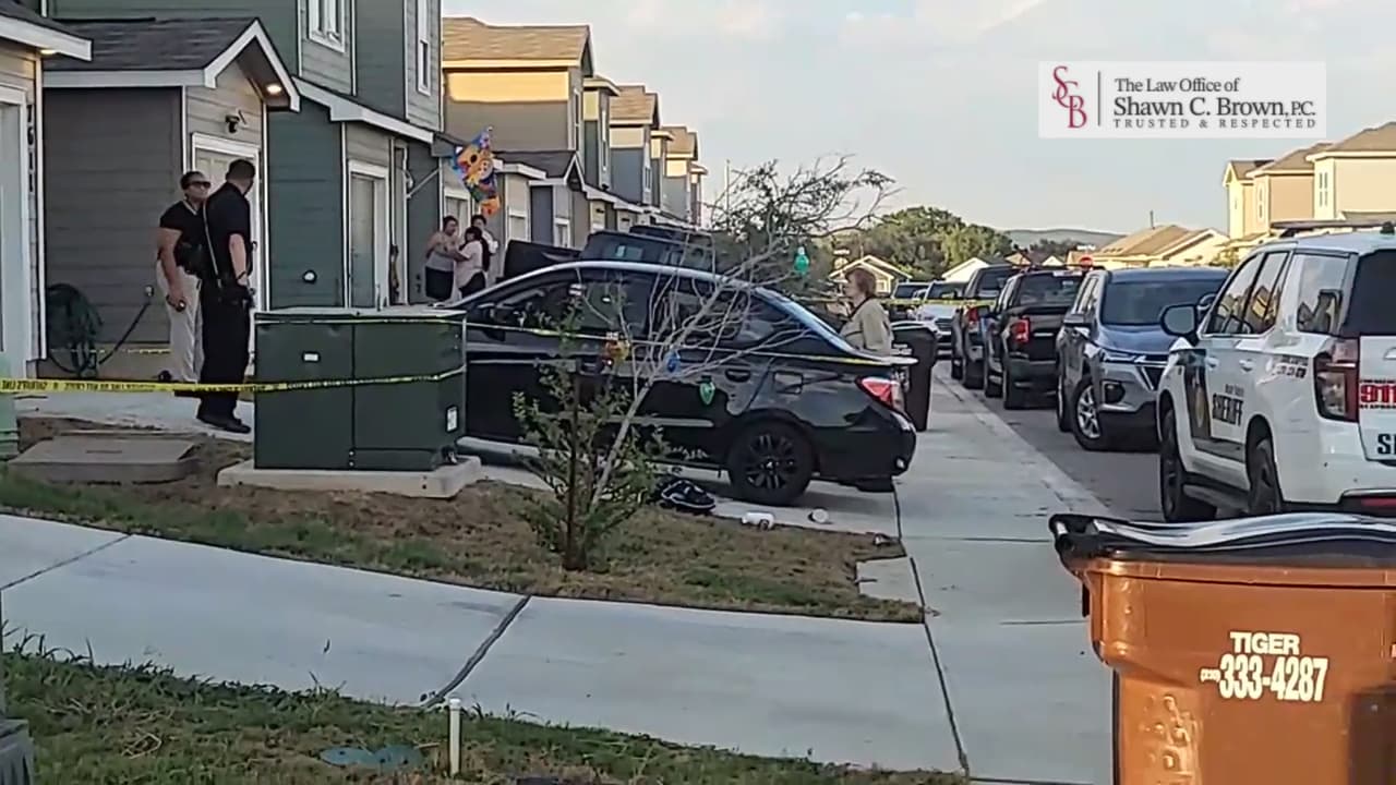 Dos niños mueren dentro de auto en San Antonio: su madre dice que dormía