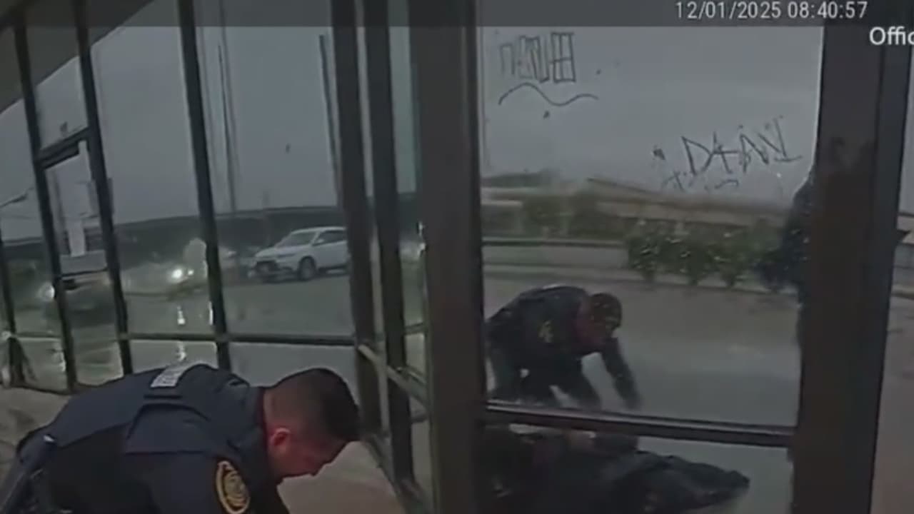 El momento en que policía de Houston abre fuego contra sospechoso de usar a mujer como escudo humano