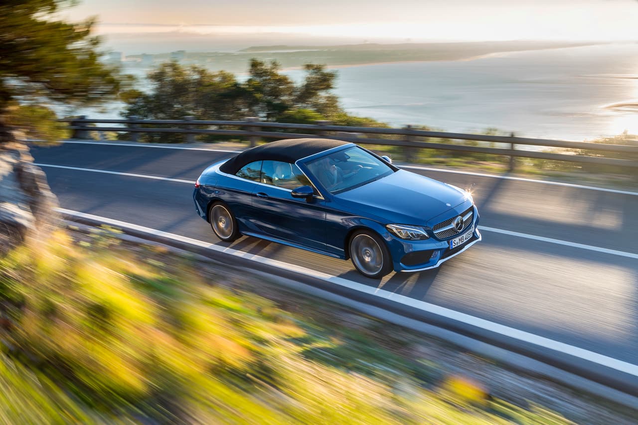 El Mercedes-Benz C300 Cabriolet no pierdemucho de su componente emocional con el techo subido.
