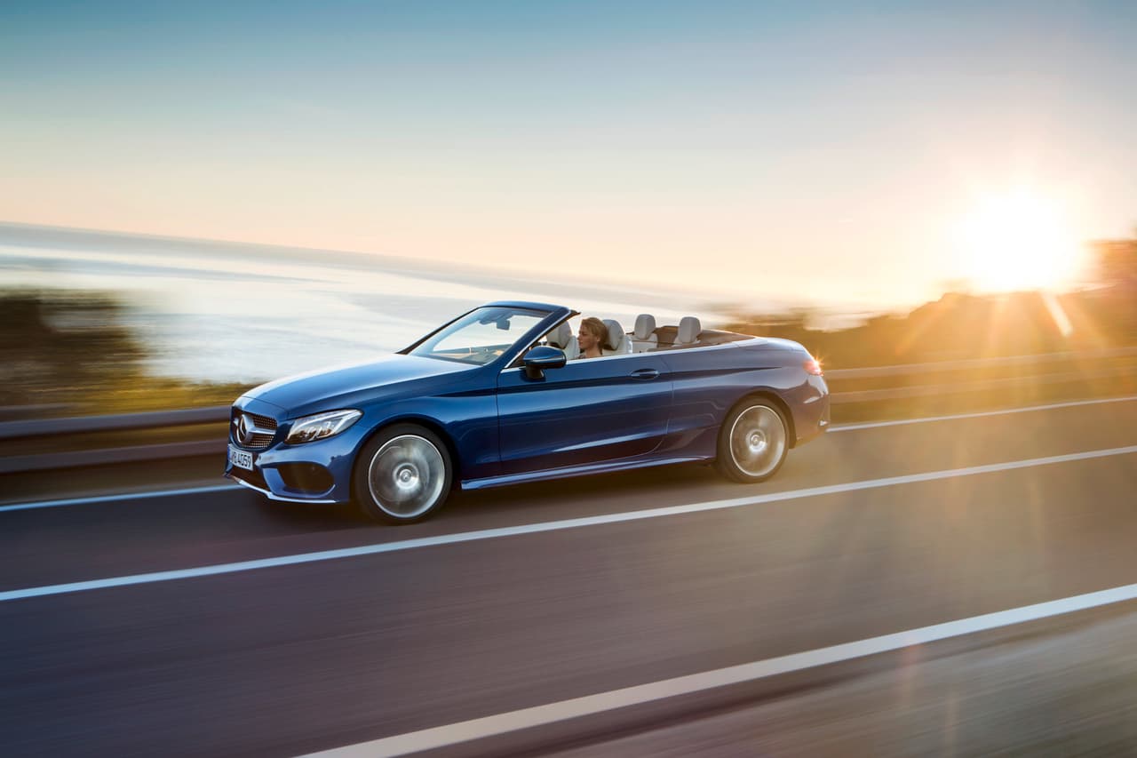 El Mercedes-Benz C300 Cabriolet usa una transmisión automática de 9 velocidades, dos engranajes más que en su hermano de 4 puertas