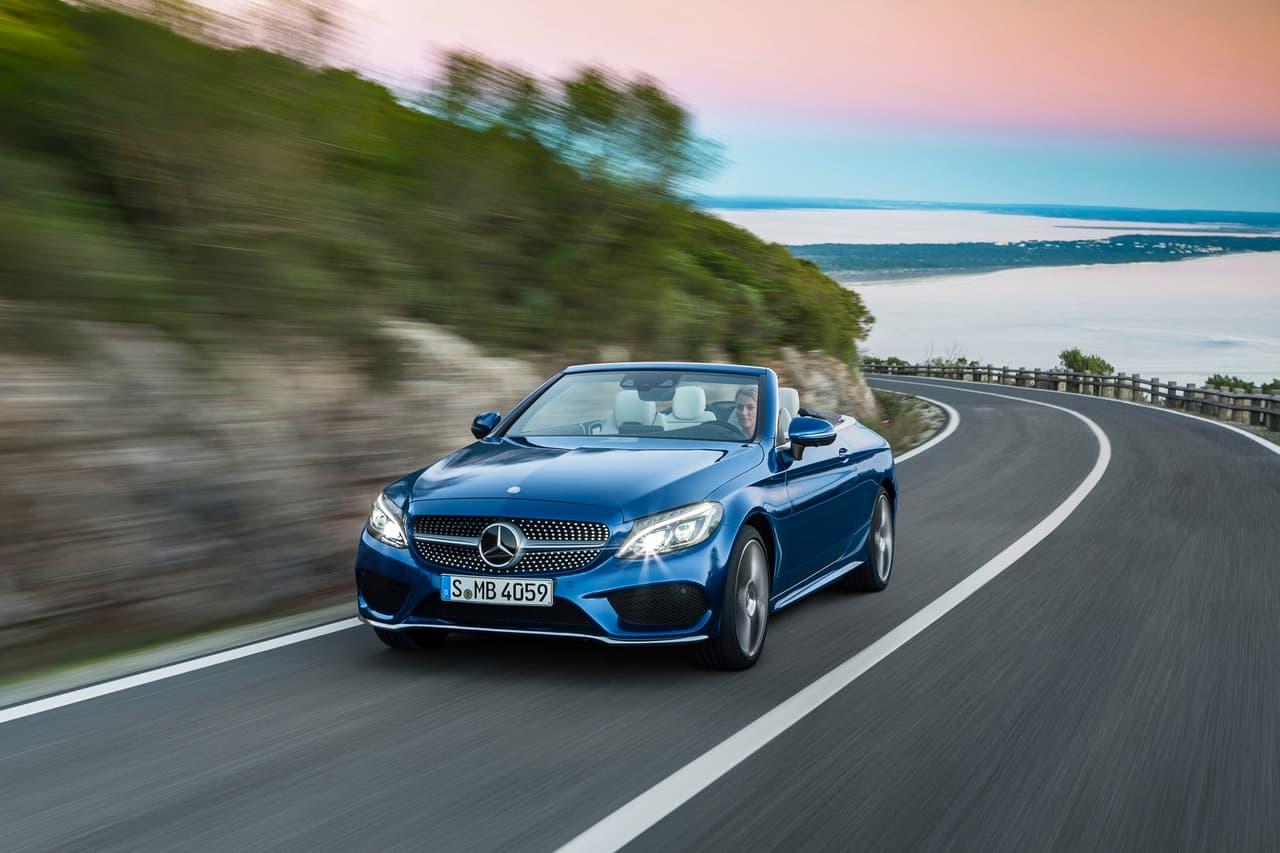 El Mercedes-Benz C300 Cabriolet en su ambinete natural