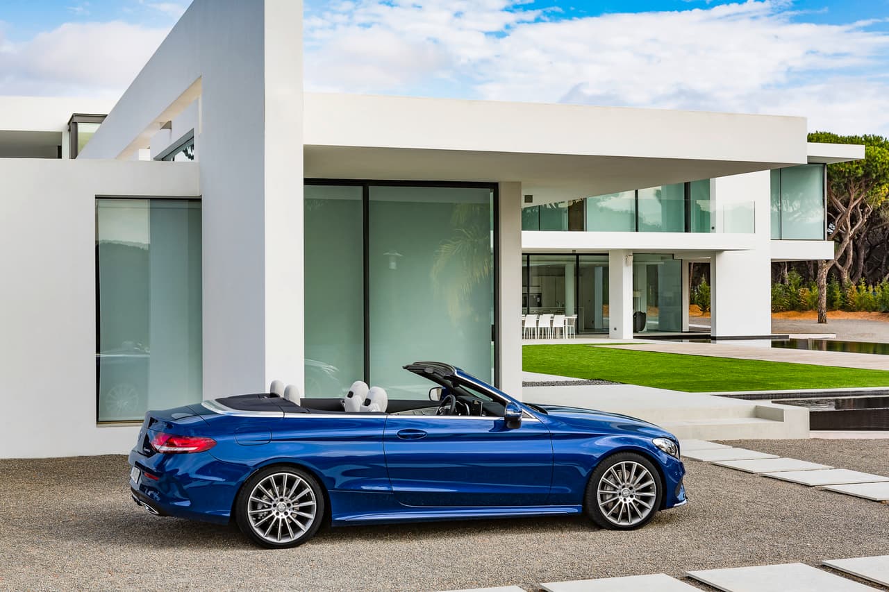 Las fluidas líneas del Mercedes-Benz C300 Cabriolet se pueden apreciar en esta imagen