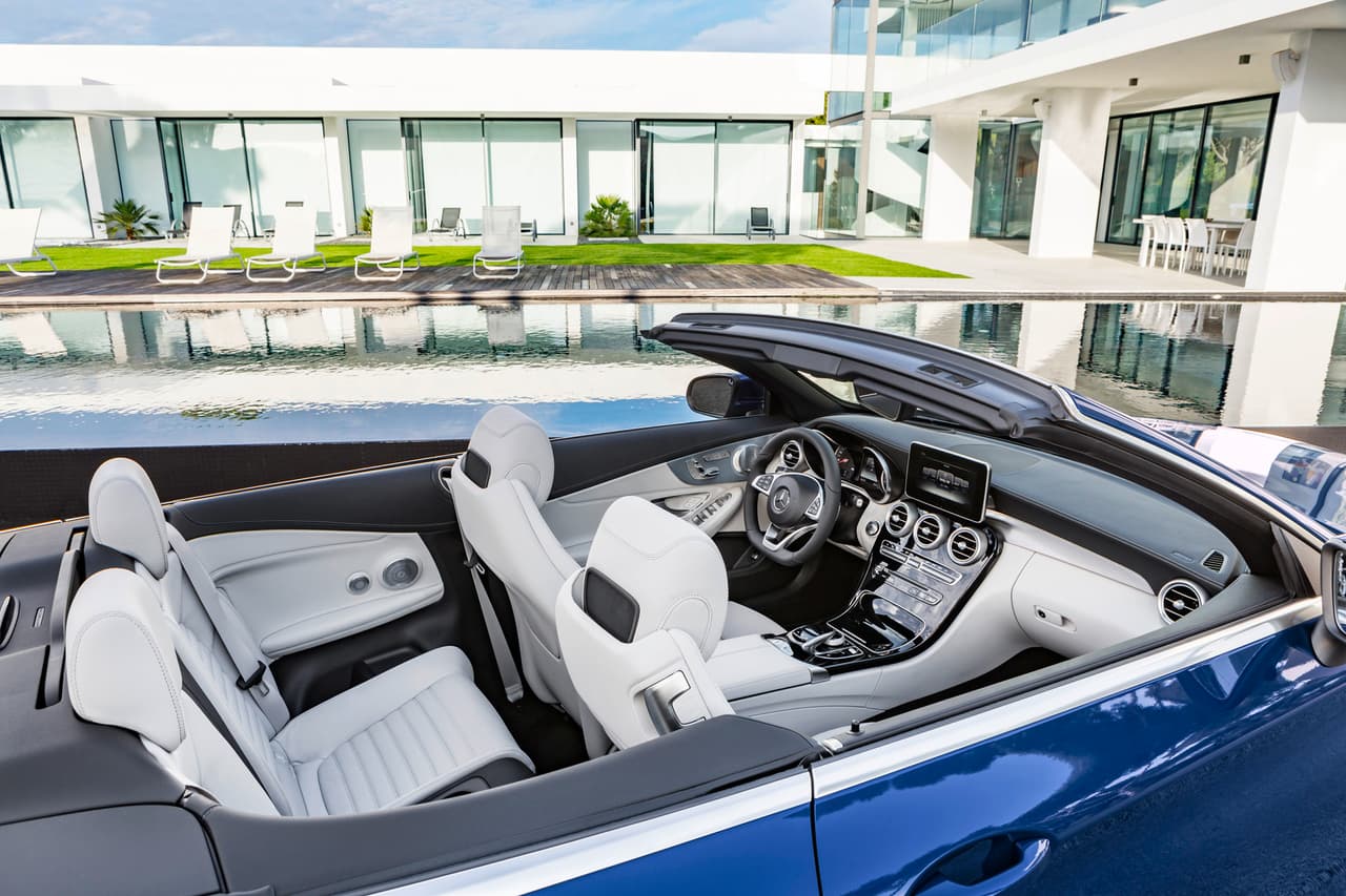 La hermosa cabina del Mercedes-Benz C300 Cabriolet utiliza el mismo diseño del sedán de la línea