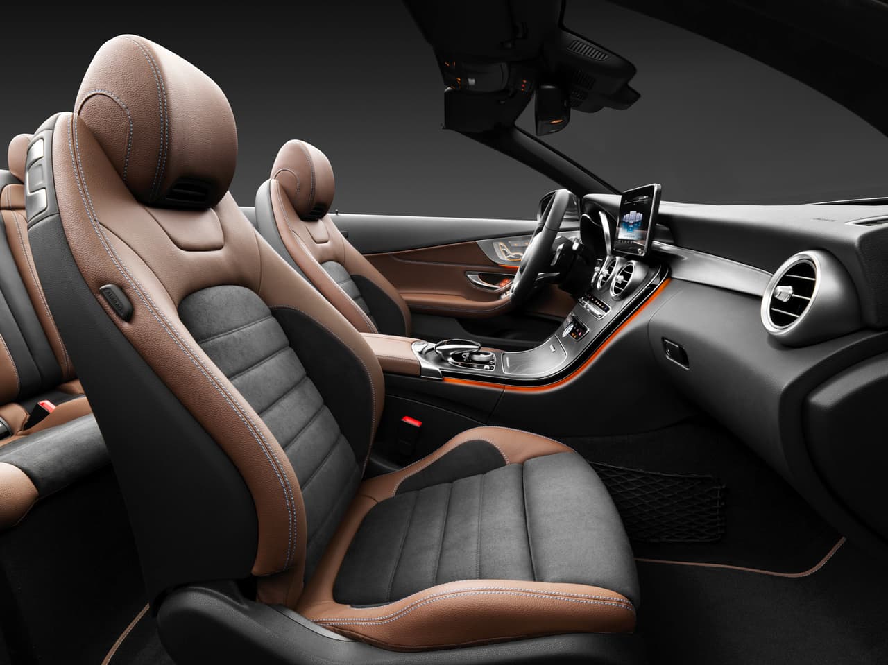 Las lujosas butacas del Mercedes-Benz C300 Cabriolet lucen tan acogedoras como las del Clase E Cabriolet
