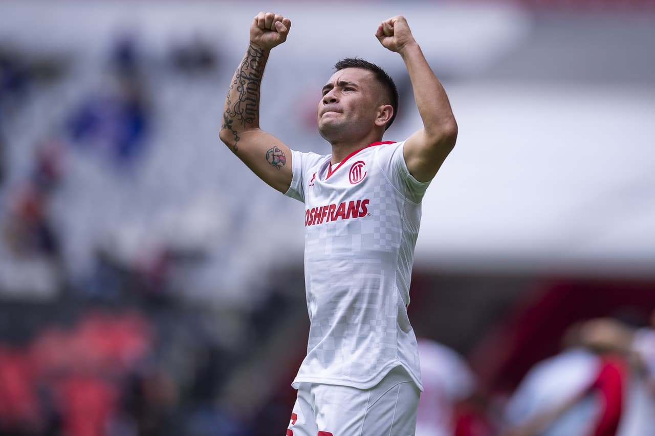 Toluca retomó el liderato del Apertura 2022 al imponerse a Cruz Azul en un partido protagonizado por el arbitraje.