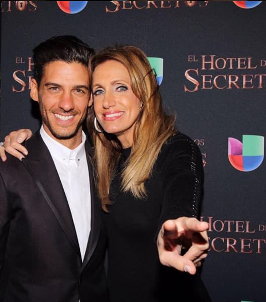 Lili Estefan asistió al evento y no perdió oportunidad de tomarse una foto con el galán de la historia.