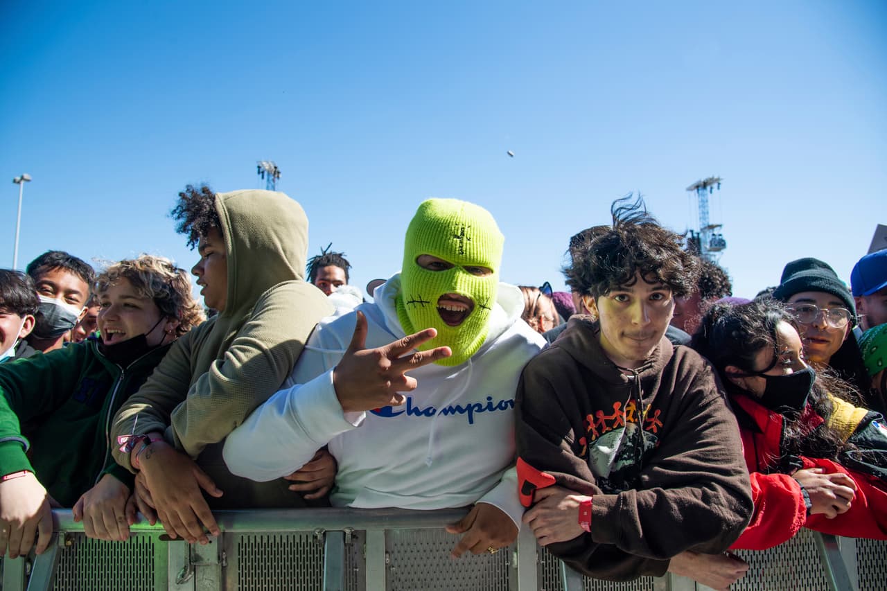 El incidente se hizo viral en redes sociales y muchos critican a los organizadores por no detener el concierto cuando,
<b>al parecer, ya había varias personas heridas.</b>