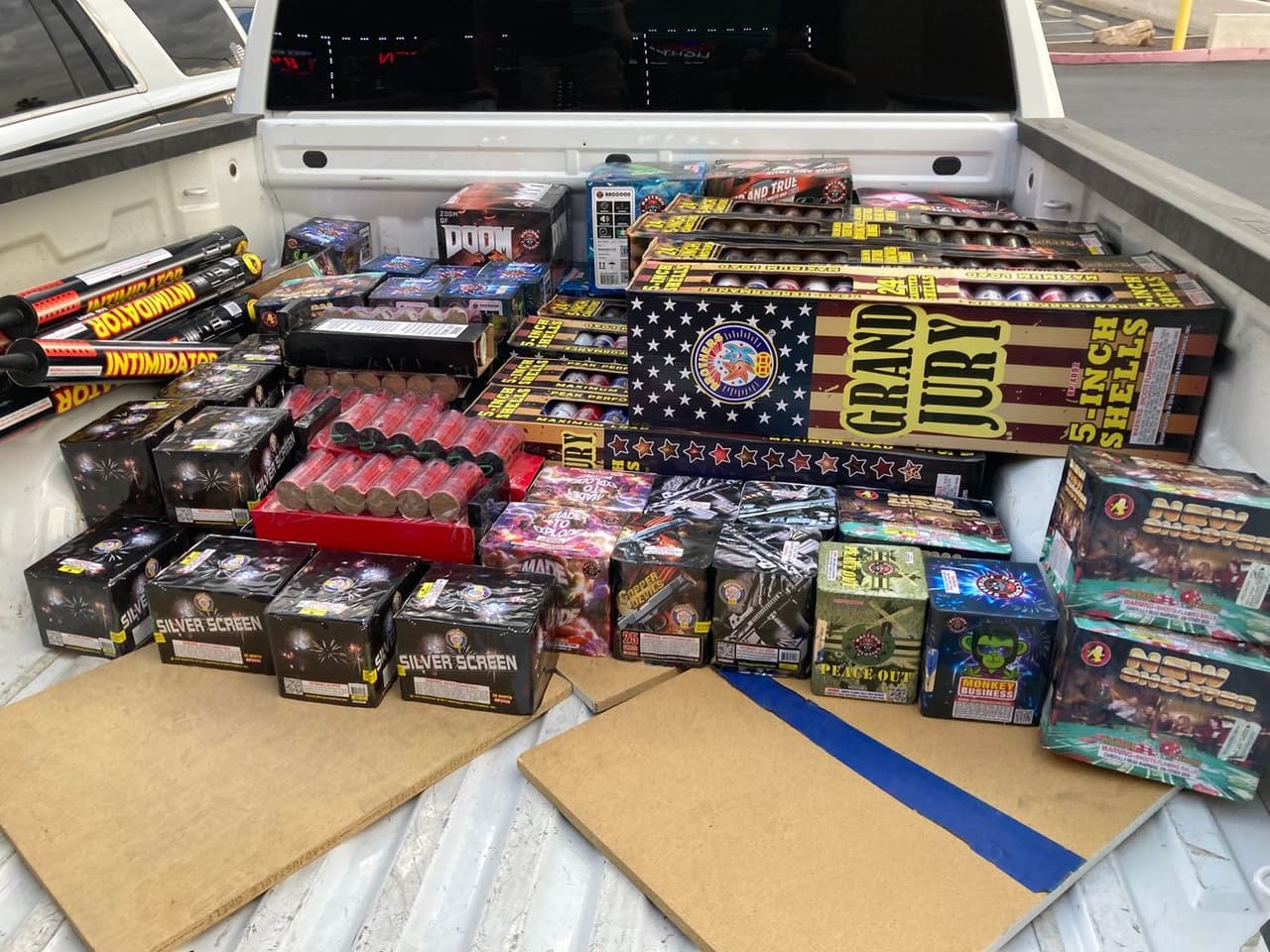 Los cargos que se han presentado contra quienes venden 
<a href="https://www.univision.com/local/arizona-ktvw/sanciones-por-uso-de-fuegos-artificiales-ilegales-arizona">fuegos artificiales</a> son el delito menor de clase 1 del Código de la ciudad de Glendale 26.70.4.b.