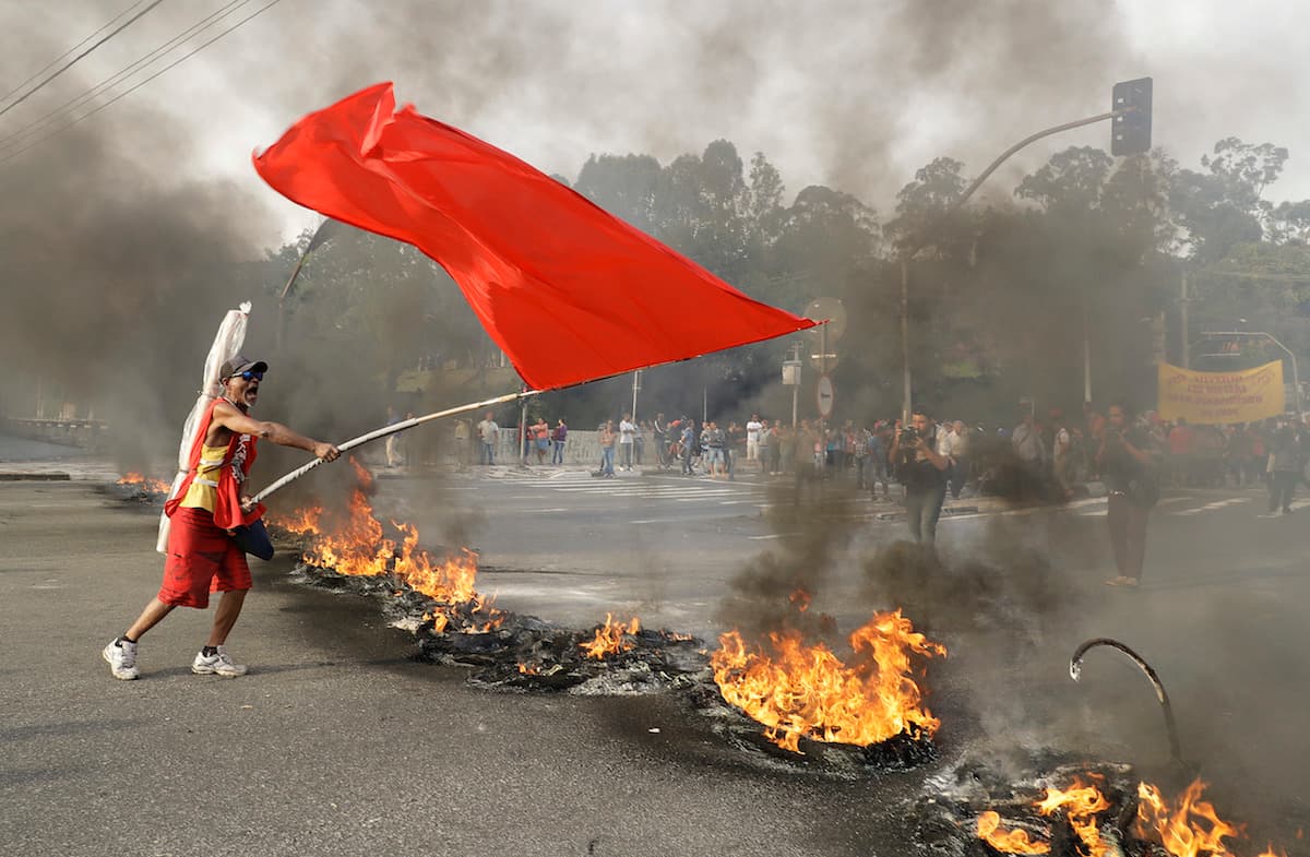 En Río de Janeiro los manifestantes pro-Rousseff colocaron barricadas en las calles con basuras que encendieron