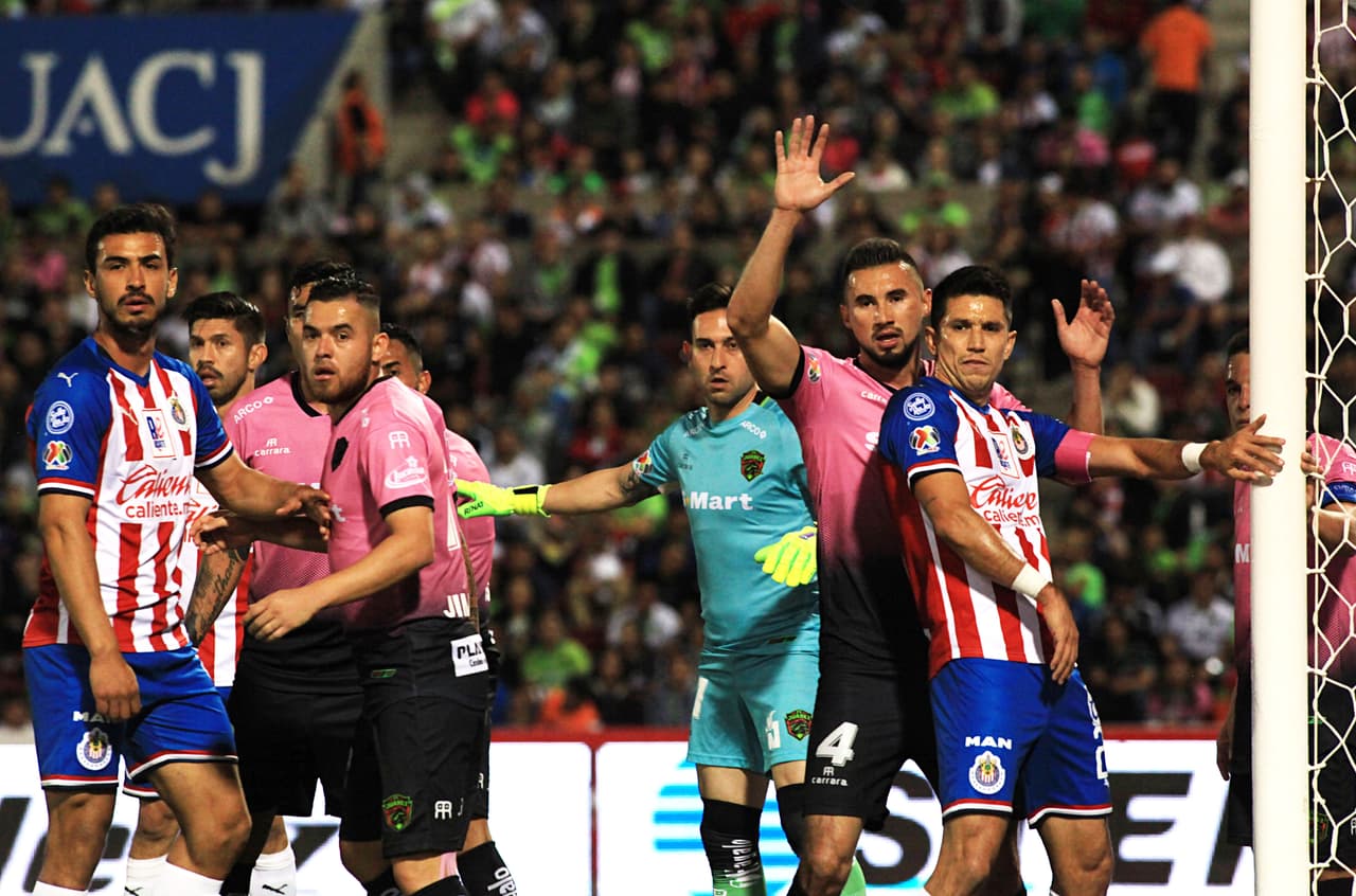 Chivas gana de manera dramática pero se mantiene vivo en la lucha por la Liguilla.