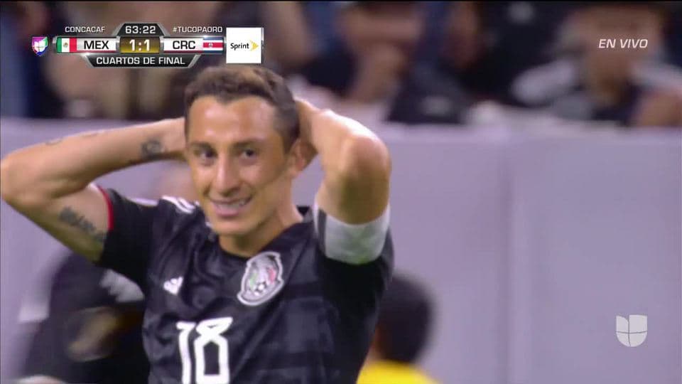 Tiro desviado de Andrés Guardado