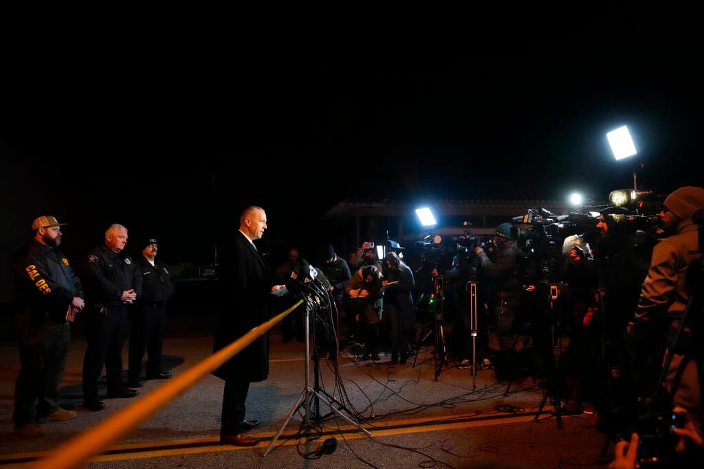 Durante la madrugada de este domingo, el capitán Andrew Meyer confirmó a los periodistas que el sospechoso de
<b>matar a tiros a 10 personas y dejar a otras 10 heridas</b> no ha podido ser arrestado.