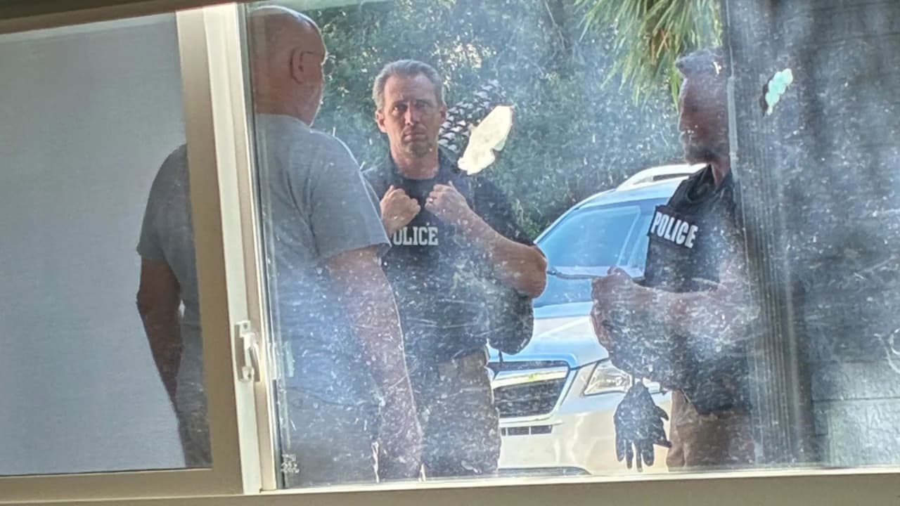 “Te faltan valores”: agentes de Florida intimidan a veterano por mensaje a funcionario