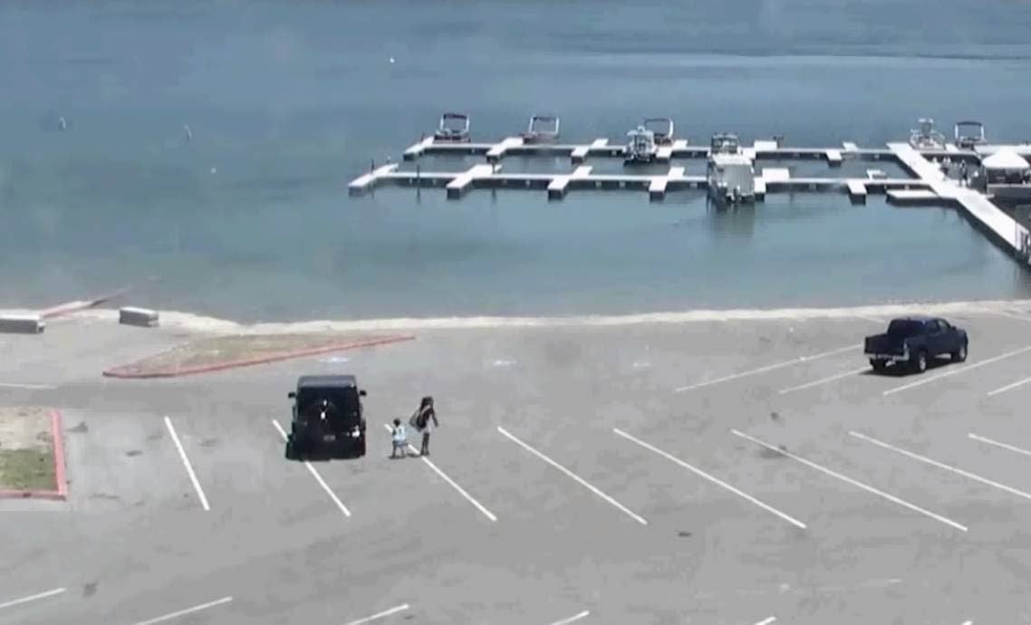 Video de vigilancia en el lugar muestra que Rivera junto con su hijo
<b>eran los únicos ocupantes</b> del bote cuando este se alejó de la orilla.