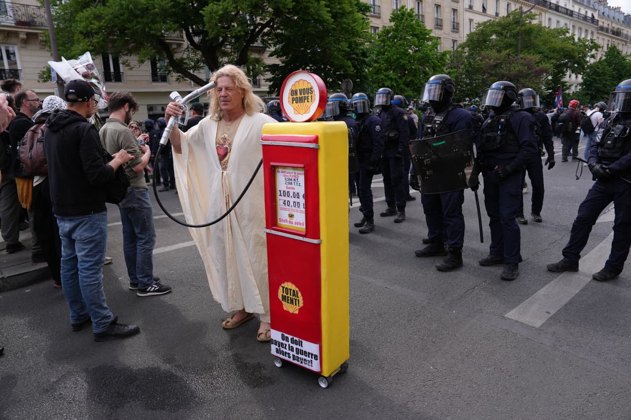 Un manifestante sostiene un surtidor de gasolina durante la manifestación del Primero de Mayo en Rennes, al oeste de Francia.