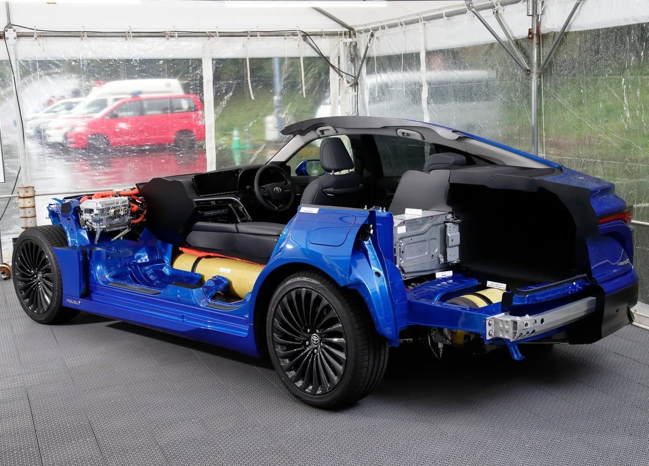 De serie, el Mirai también recibe rines de 19 y 20 pulgadas, vestidos por neumáticos 235/55 R19 y 245/45 R20, respectivamente.