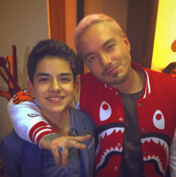 Pero el fanatismo de Ángel Gabriel por la música de J Balvin fue expresado desde antes y así lo mostró con esta instántanea que compartió en marzo de 2016.