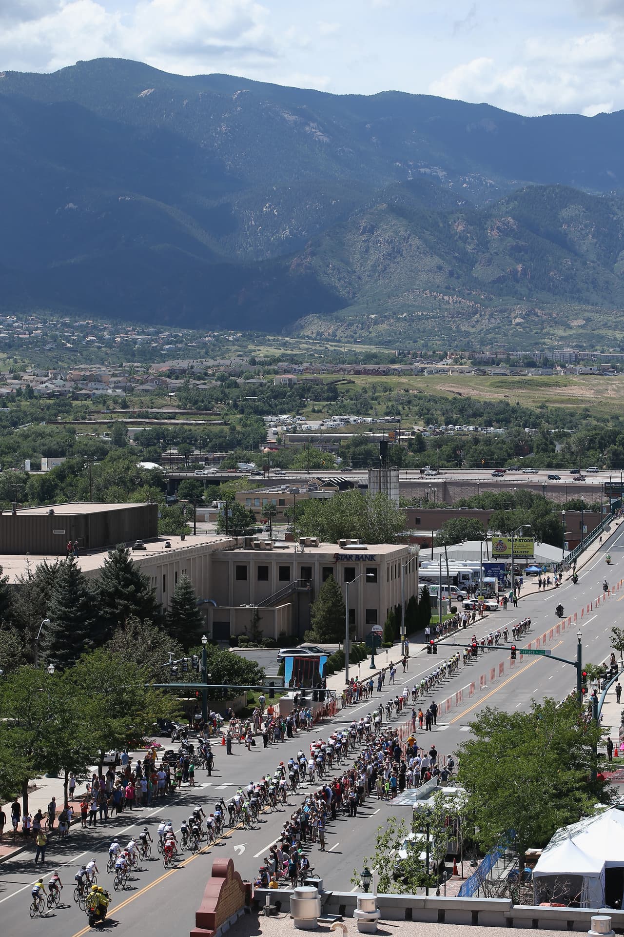 <b>2. COLORADO SPRINGS, Colorado.</b> No es una sorpresa para nadie que esta ciudad esté en el número dos. Desde hace ya varios años lleva acumulando menciones en las listas de mejores lugares para vivir o invertir. Su privilegiada ubicación, cerca de numerosos parques y sus numerosas actividades y eventos culturales la han convertido en una de los mejores para compar una casa. El estudio le otorgó una puntuación de 62.57.