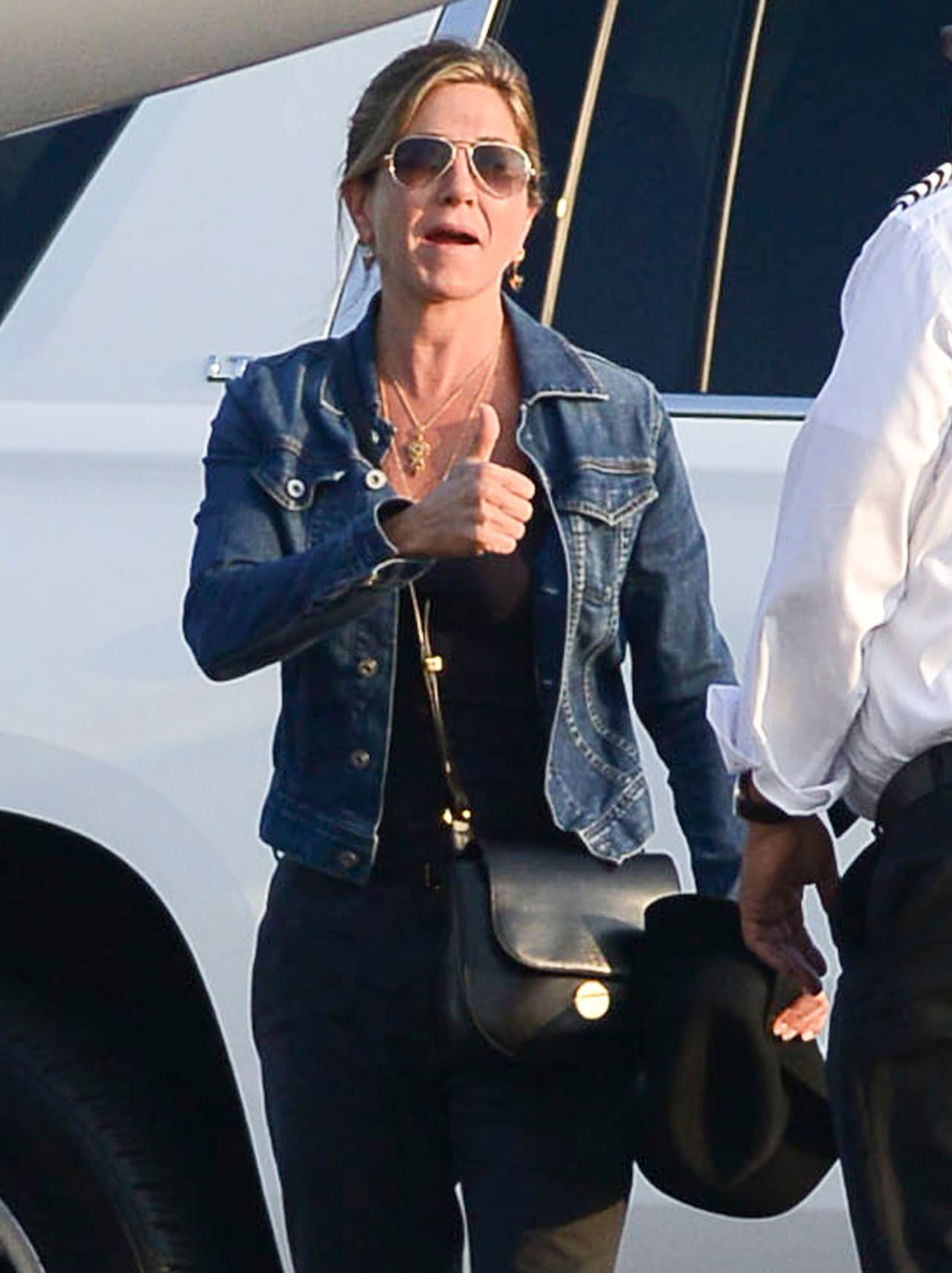 Saludó a todos sus compañeros.