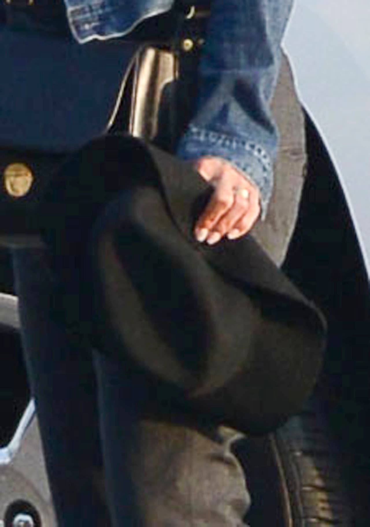 ¡Su argolla matrimonial! Una sortija de oro con incrustaciones de diamantes.