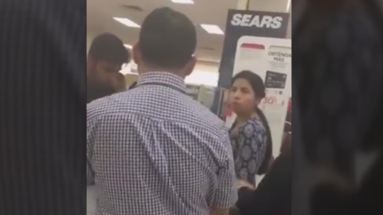 Video: "Envíenlos a su jodido país": una mujer agrede verbalmente a una familia de hispanos por tardar en pagar su compra en una tienda