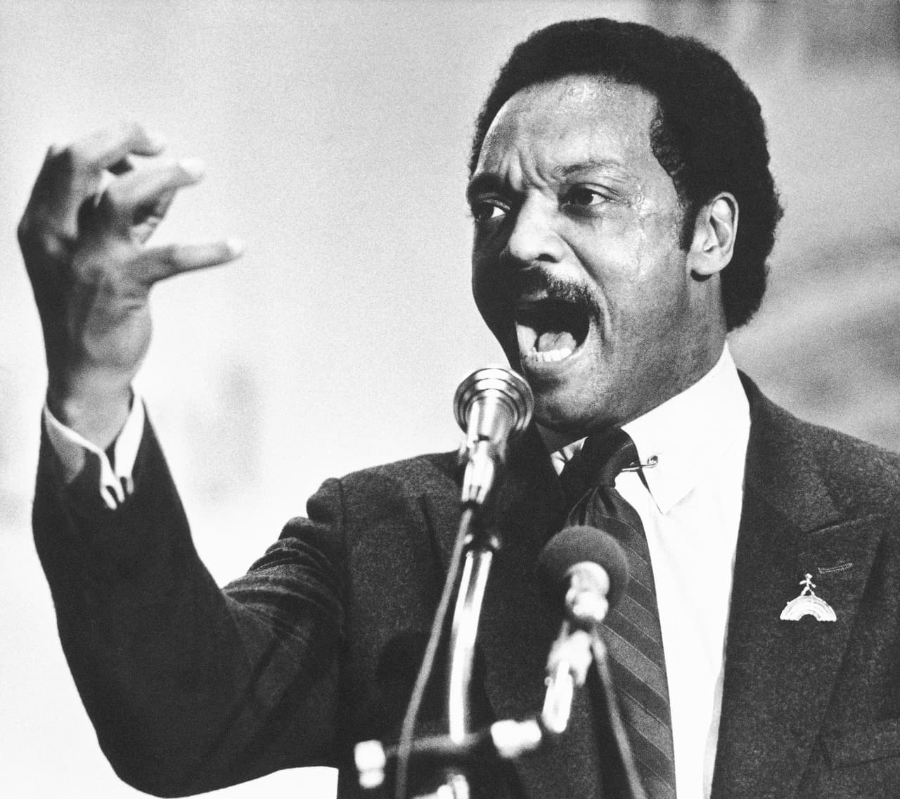 3️⃣ Primera candidatura presidencial
<br>
<br>En 1984, Jesse Jackson se postuló a la presidencia por el 
<b><a href="https://www.univision.com/noticias/politica/los-democratas-dicen-que-la-oferta-de-la-casa-blanca-sobre-ice-es-insuficiente-a-poco-de-que-expire-el-financiamiento" target="_blank">Partido Demócrata</a></b>, convirtiéndose en uno de los primeros afroamericanos en lanzar una campaña nacional competitiva.
<br>
<br>Durante la Convención Nacional Demócrata de ese año, pronunció un discurso en el que apeló a la unidad: “Nuestra bandera es roja, blanca y azul, pero 
<b>nuestra nación es un arcoíris -rojo, amarillo, marrón, negro y blanco- y todos somos valiosos a los ojos de Dios</b>”.