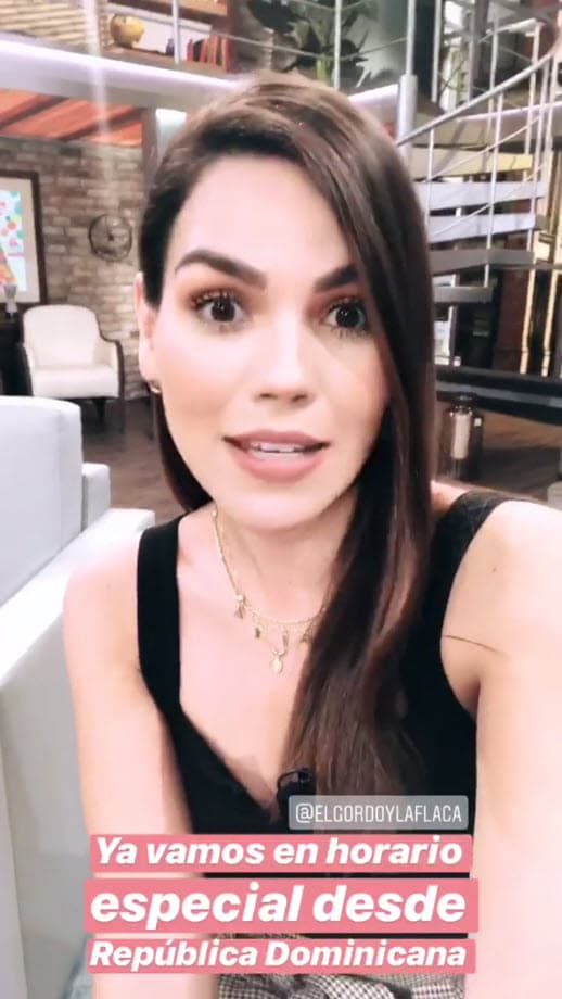 "Hoy todos me abandonaron, estoy sola en El Gordo y La Flaca, todos se fueron a 
<a href="https://www.univision.com/shows/el-gordo-y-la-flaca/el-gordo-y-la-flaca-ya-llegaron-a-republica-dominicana-estas-son-las-primeras-imagenes-fotos">República Dominicana</a>, no me invitaron y encima me quedé aquí por si se les va la señal entonces usarme, se pasan".