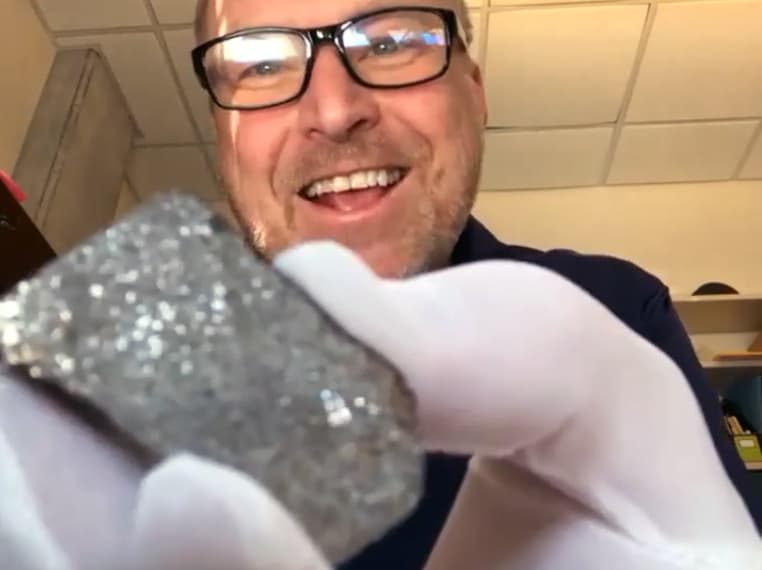 James nos contó que el meteorito que cayó en Utah formó parte de un asteroide y tiene 
<b>más de 4 mil millones de años</b>, viene desde los inicios del sistema solar. En nuestro planeta 
<b>no hay rocas</b> tan antiguas como esta.