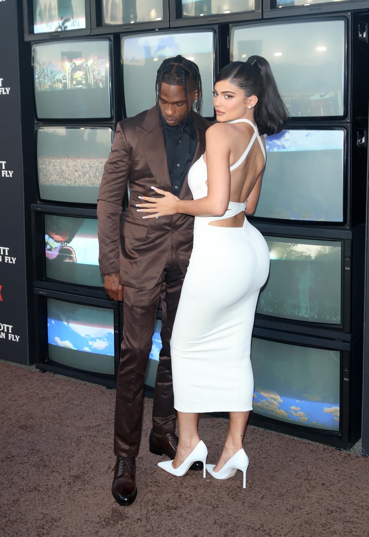 Jenner y Travis continuamente 
<b><a href="https://www.univision.com/famosos/la-increible-sorpresa-con-que-scott-travis-inicio-los-festejos-de-kylie-jenner-y-que-stormi-tambien-disfruto-video" target="_blank">se llaman 'esposito' y 'esposita',</a></b> pero todavía 
<b><a href="https://www.univision.com/famosos/cada-vez-mas-lejos-la-boda-de-kylie-jenner-y-travis-scott-fotos" target="_blank">no han anunciado su compromiso</a></b> para llegar al altar.