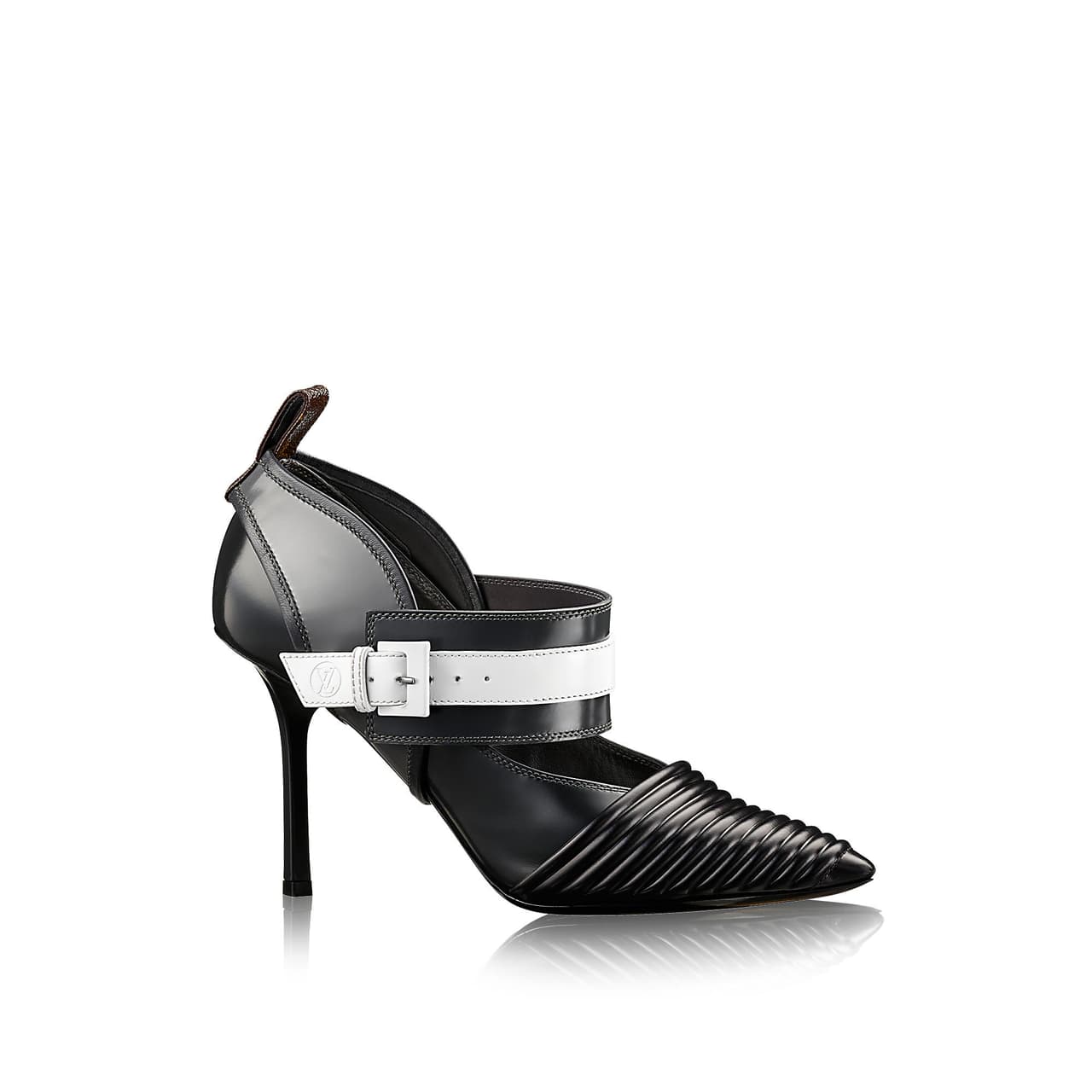 Louis Vuitton. Hace unos años, hubiera parecido imposible que el grande de la marroquinería tendría diseños completamente diferentes a sus clásicos de siempre. Los Masterpiece Pumps hacen honor a su nombre como toda una obra maestra arquitectónica.