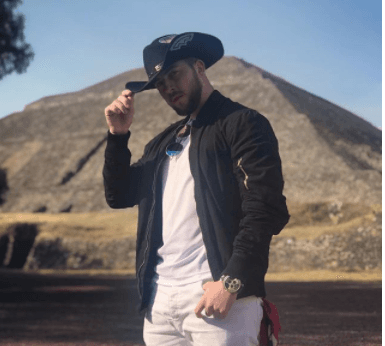 Ben 'El Gringo' es originario de Perú, pero se siente muy mexicano, esto debido a que la mayoría de sus camaradas son de varias partes de México y gran parte de sus seguidores también son del país azteca.