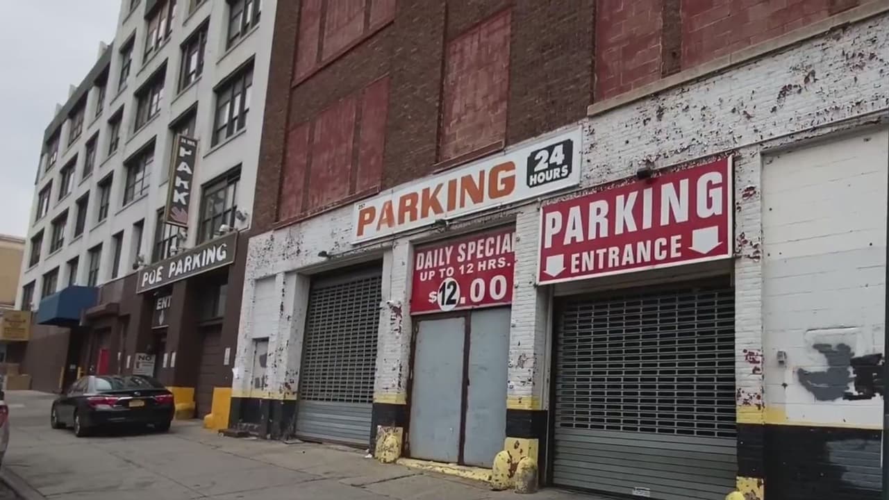 La caída de un ascensor deja decenas de carros atrapados en edificio del Bronx