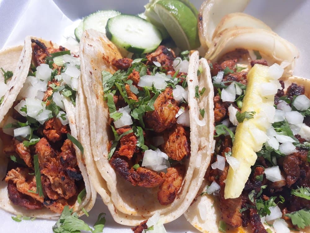 <b>Gym Tacos</b>
<br>
<b>Dirección</b>: 220 E Six Forks Rd. Raleigh, NC. 27609
<br>
<b>Teléfono</b>: (919) 600-9449
<br>
<b><a href="https://www.yelp.com/map/gym-tacos-raleigh">Cómo llegar</a></b>
<br>
<br>Un usuario de Yelp dijo: “Creo que he encontrado el lugar de tacos perfecto. En serio, estos pueden ser los mejores tacos que he probado. Tenían tacos de carnitas y gringas. Estaban muy buenos”.