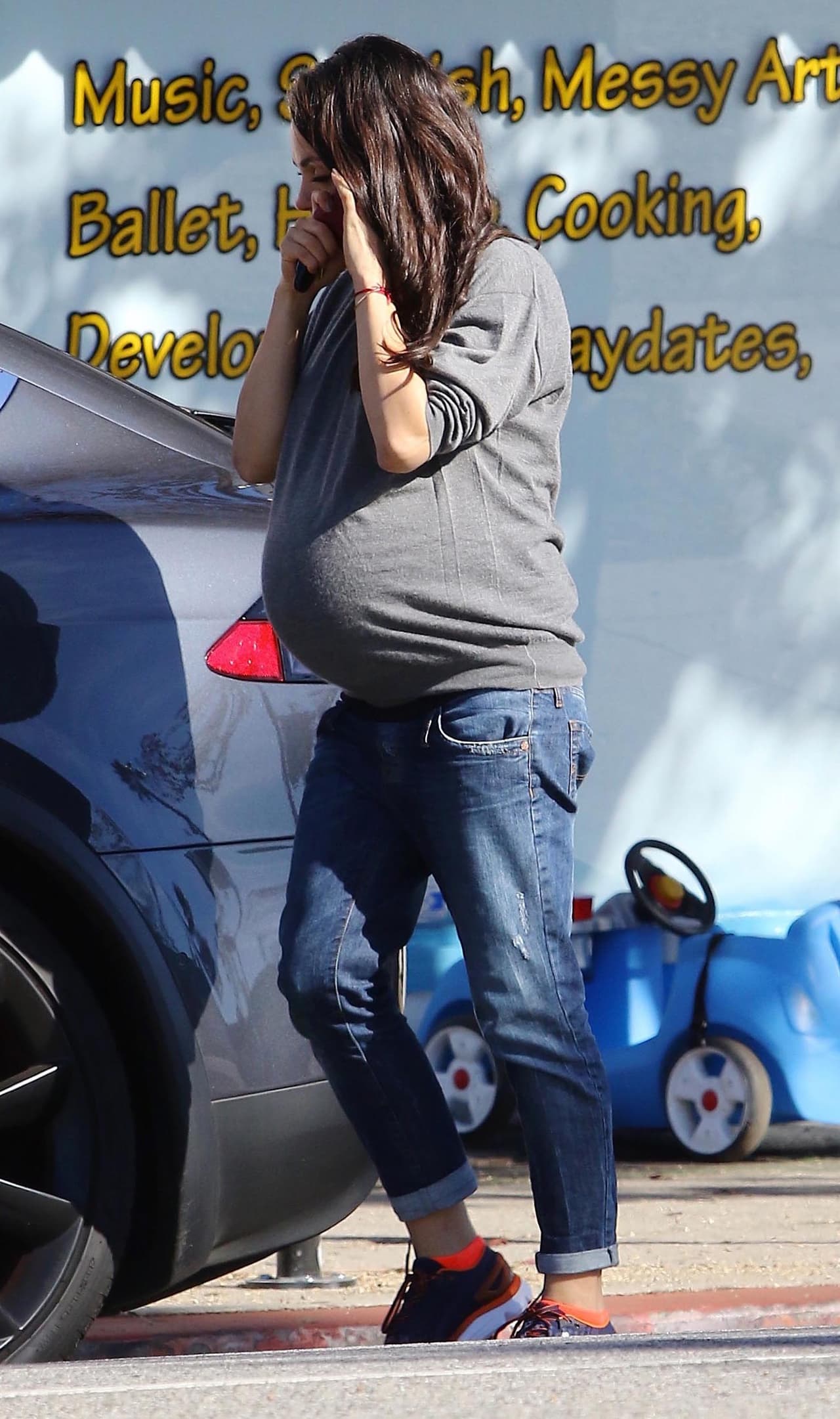 Mila Kunis en sus últimos días de embarazo.