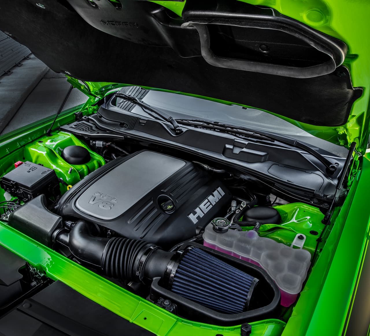 El motor base del Dodge Challenger T/A 2017 es un potente HEMI V-8 de 5.7 litros que ofrece hasta 375 caballos de fuerza y el cual está equipado con un nuevo sistema de escape activo con control electrónico.