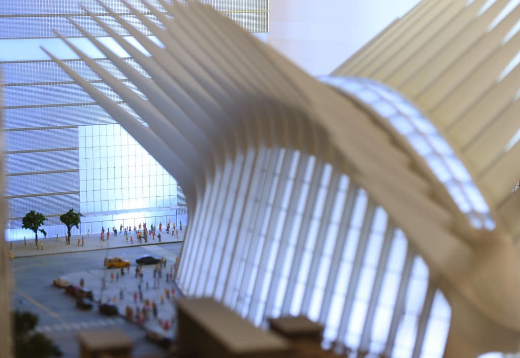 Una versión del Oculus, la estructura con diseño de Santiago Calatrava por el World Trade Center, no falta en la exhibición que estará en los próximos meses en un espacio de 49,000 pies cuadrados.