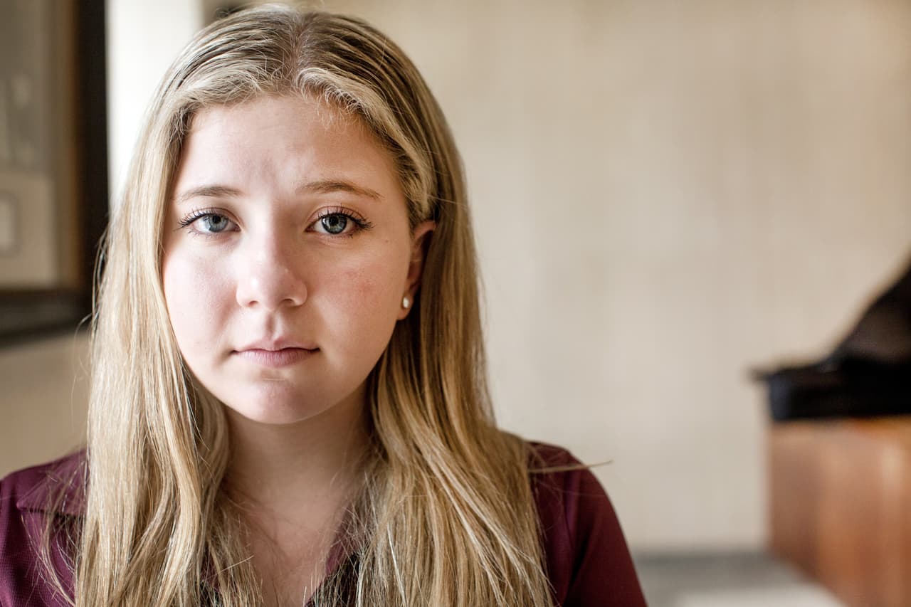 Muchos fueron testigos del liderazgo de Jaclyn Corin durante el viaje de los estudiantes de Parkland a la capital de Florida, donde discutieron con legisladores. Sin dar entrevistas,
<b>Corin solo concedió algunas fotos,</b> en una pausa de su coordinación del grupo de cientos de estudiantes y maestros.