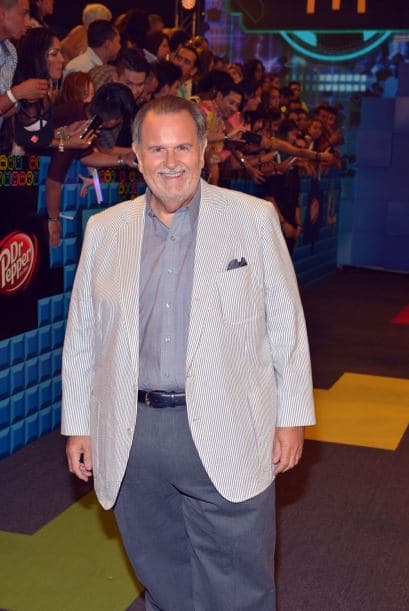 Como siempre, el talento de Univision llegó en grande a la alfombra de Premios Juventud. El azul, los colores vivos y la moda veraniega predominó.