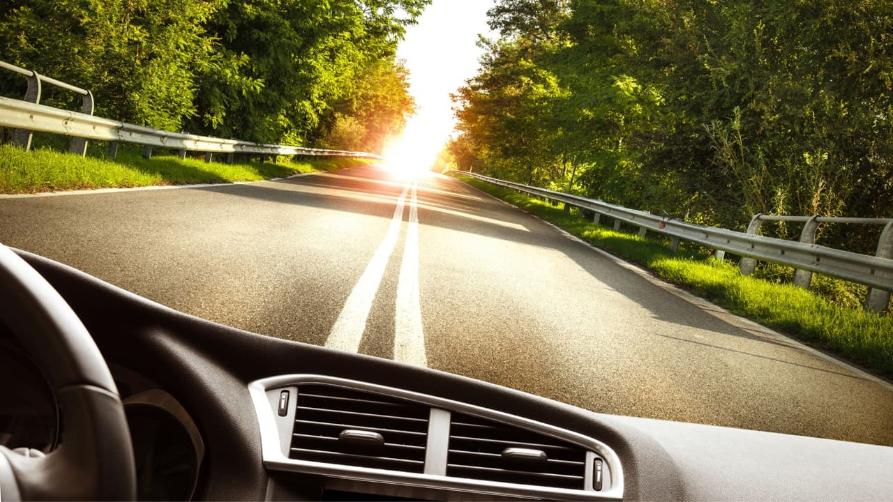 <h3 class="cms-H3-H3">Por qué colocan esta señal</h3> Las autoridades la instalan cuando 
<b>la condición de la calle o carretera puede generar riesgo.</b> 
<br>Al pasar por una zona así a velocidad normal, 
<b>el vehículo puede rebotar, perder estabilidad o desviarse levemente de su trayectoria. </b>
<br>
<b>💡 En términos simples: </b>el carro baja y sube de golpe. Si entra rápido, el impacto es mayor y el margen de reacción menor.