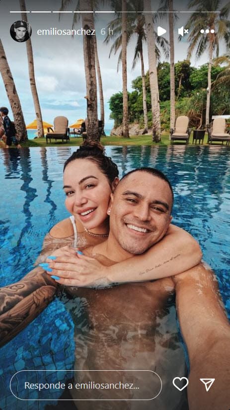 Por otro lado, Emilio también ha compartido imágenes donde se ve muy feliz junto a Chiquis.
<br>