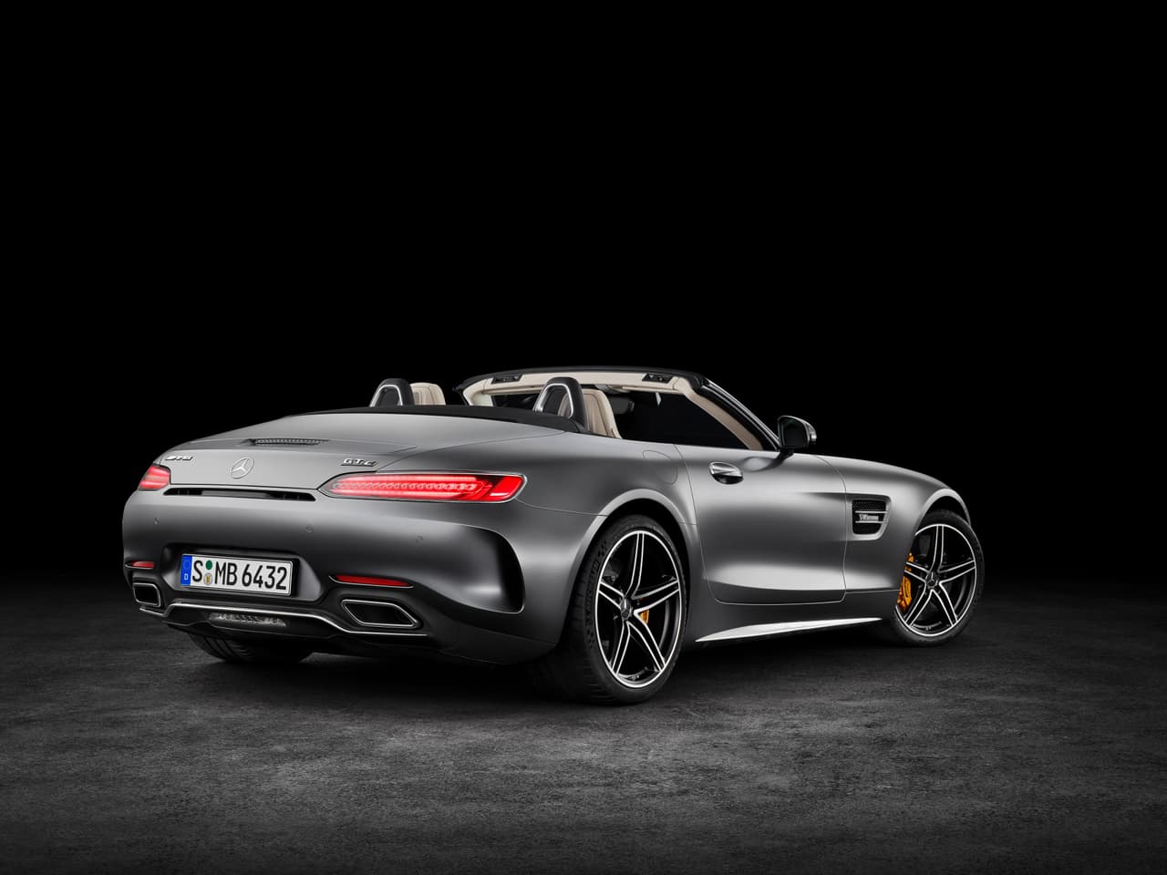 El ancho de la parte trasera del Mercedes-AMG GT C Roadster 2018 aumenta en 57 mm para acomodar a un sistema de dirección en el tren trasero que vira las ruedas traseras en la dirección opuesta a las delanteras a velocidades de hasta las 62 millas por hora (100 Km/H), mientras que en velocidades superiores el sistema mueve a las ruedas traseras en la misma dirección de las traseras lo que proporciona una estabilidad extraordinaria.