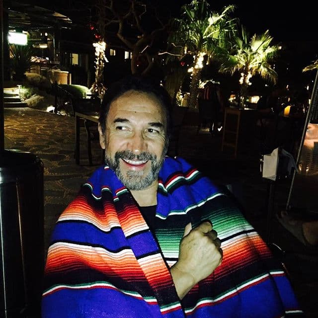 En 2014 Marco Antonio Solís fue reconocido por la venta de más de 200 mil unidades del álbum “Gracias Por Estar Aquí”.